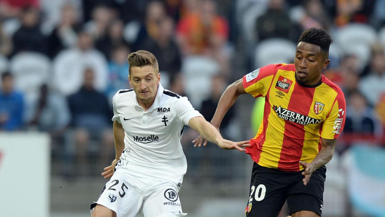 Iván Balliu, a la izquierda, en un partido con el Metz