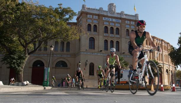 El triatlón emerge en El Puerto tras su primera zambullida