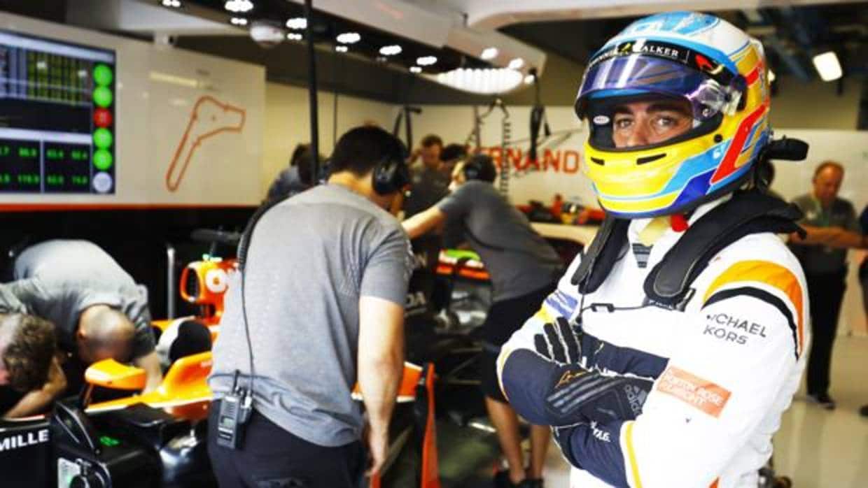 Fernando Alonso, en el garaje de la escudería McLaren