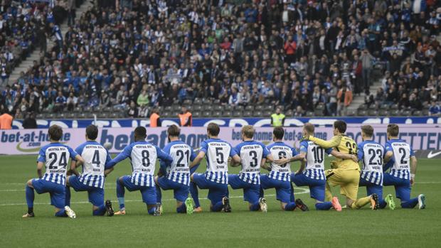 Las protestas contra el racismo llegan al fútbol europeo