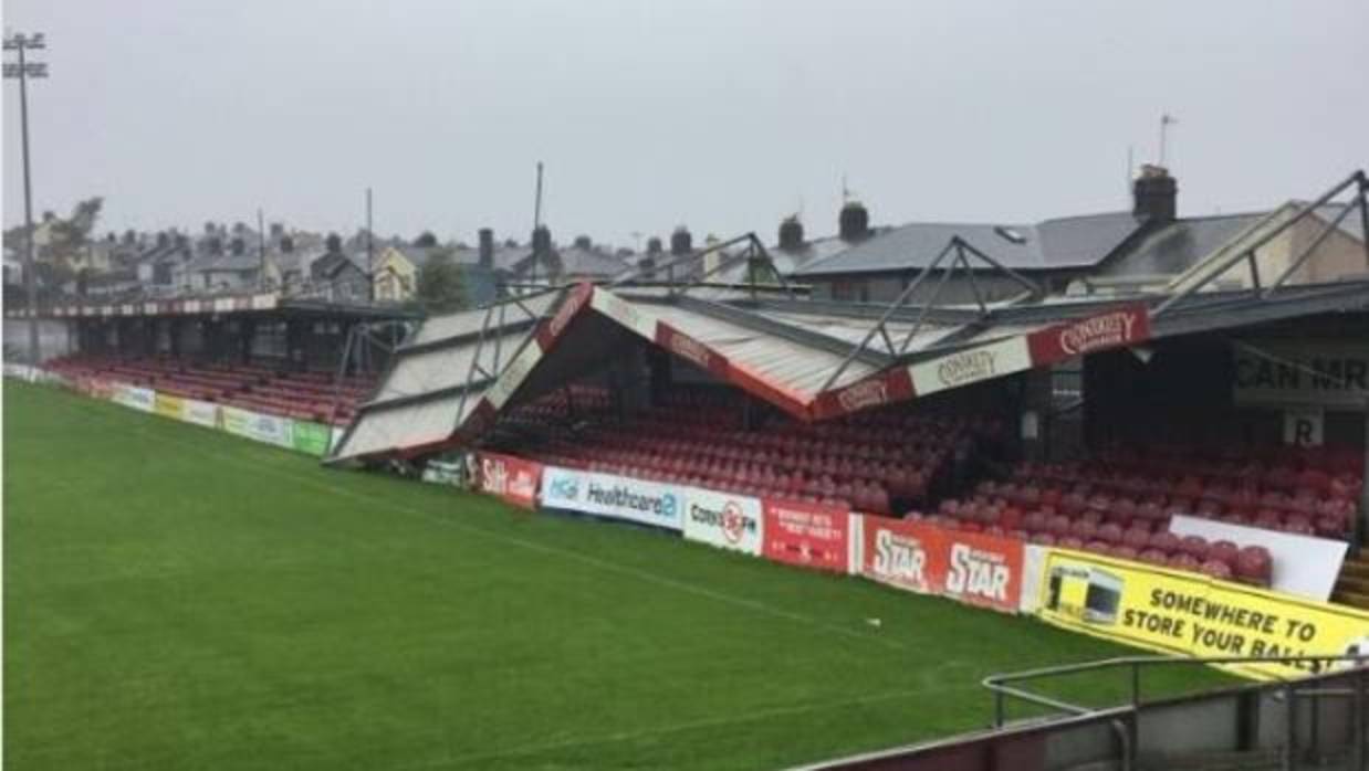 Aspecto que presenta el estadio del Cork City por los efectos del huracán «Ophelia»