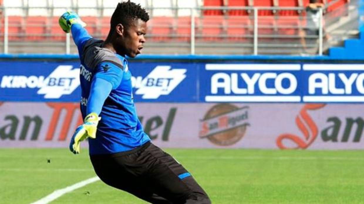 El nigeriano Francis Uzoho, guardameta nigeriano del Deportivo