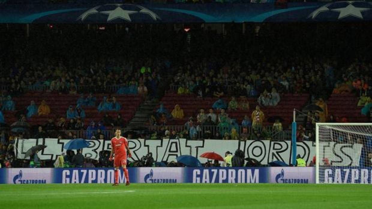 Pancarta a favor de los «Jordis» en uno de los fondos del Camp Nou