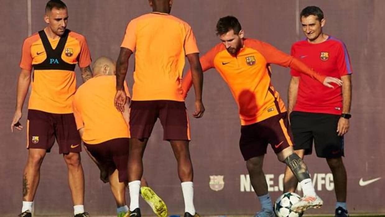 Leo Messi intenta un regate ante la atenta mirada de Ernesto Valverde