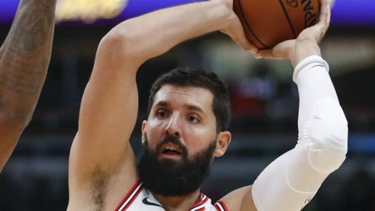 Nikola Mirotic (d) de Chicago Bulls disputa el balón con DeMar DeRozan (i) de los Raptors
