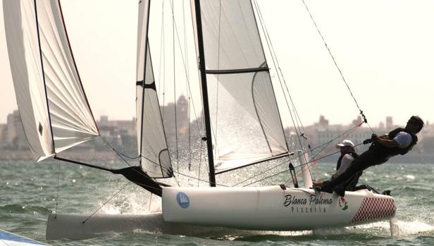 La «Blanca Paloma» navega por la bahía de Cádiz