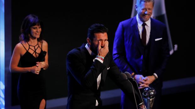 Un emocionado Buffon recibe el premio al mejor portero del año