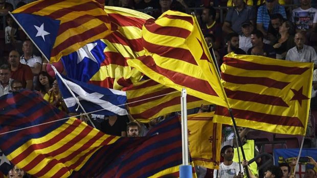 Banderas independentistas en el Camp Nou