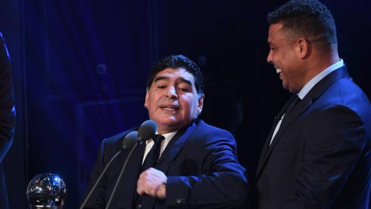 Maradona y Ronaldo Nazario, durante la gala de los premios The Best