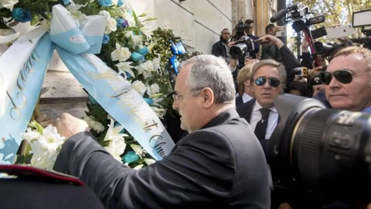 El presidente del Lazio hace una ofrenda floral en la mayor sinagoga de Roma