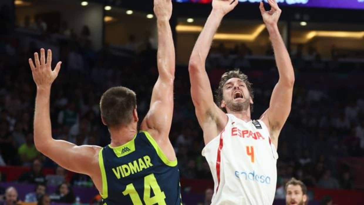 Vidmar defiende a Pau Gasol en el último Eurobasket