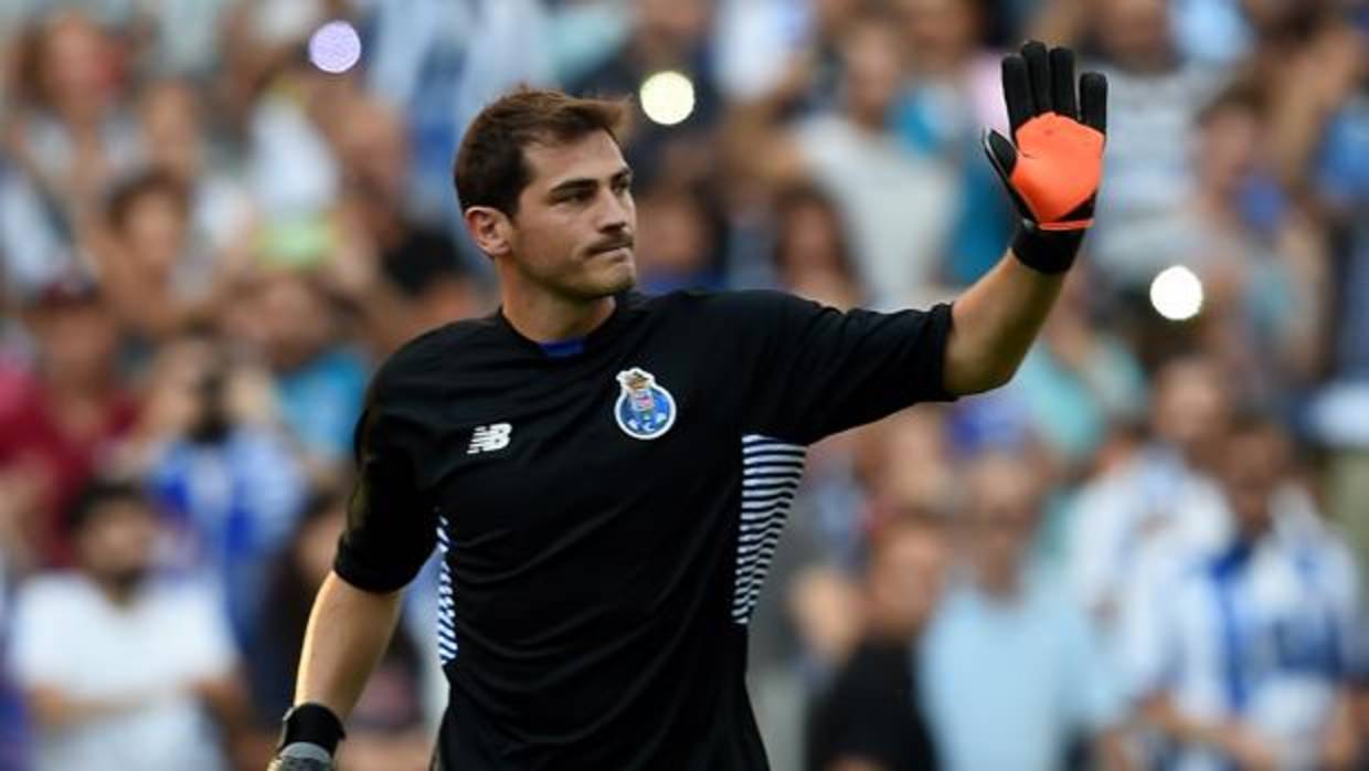 Casillas, con el escudo del Oporto