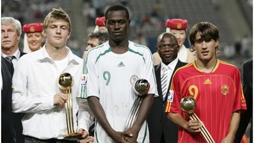 Bojan (der) junto a Tony Kroos (Izq) y el nigeriano Chrisantus