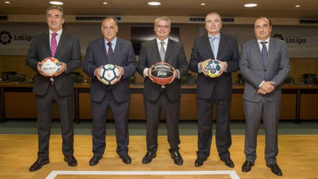 Javier Lozano (LNFS), Javier Tebas (LaLiga), Francisco Roca (ACB) y Joan Marín y Ricard Hijós (Asobal)