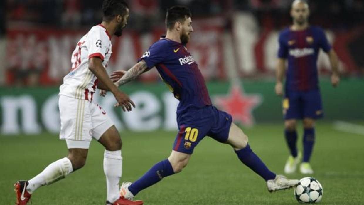 Leo Messi intenta controlar un balón durante el partido ante Olympiacos