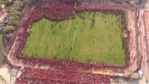 Un enjambre de aficionados obliga a suspender el entrenamiento del Al Ahly