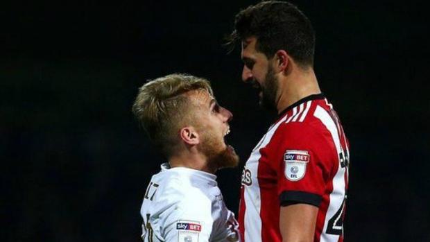 El feo gesto de un defensa del Brentford con Samu Saiz