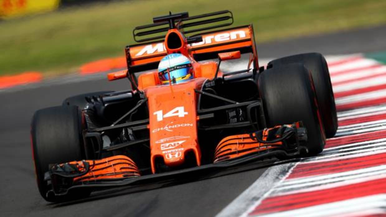 Alonso, al volante del McLaren en la última carrera de 2017