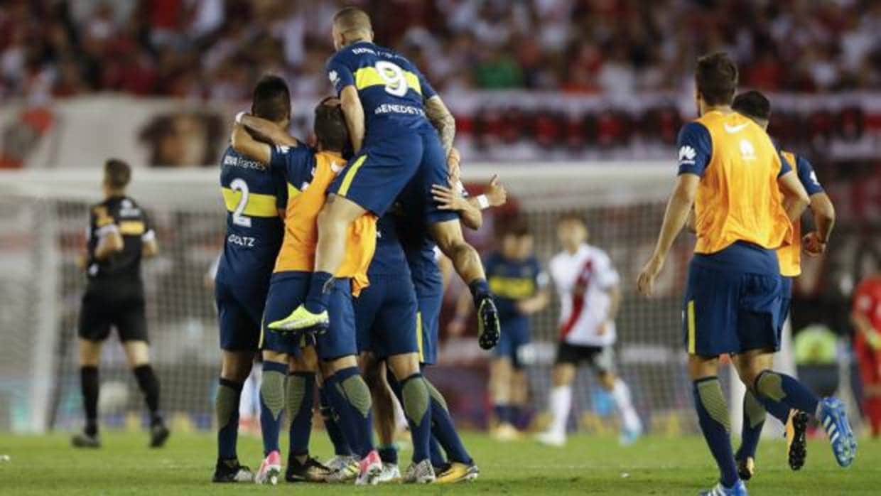 Los jugadores de Boca celebran el triunfo en el clásico argentino
