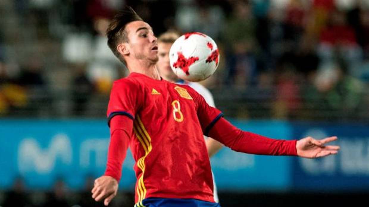 Fabián Ruiz controla un balón en el España-Islandia sub 21, que se decidió con un gol suyo