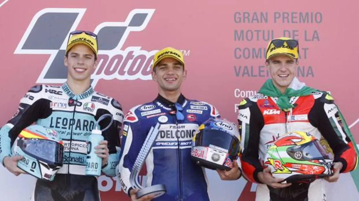 Marcos Ramirez (a la derecha), en el podio de Moto 3, en Cheste, junto a Martín y Mir.