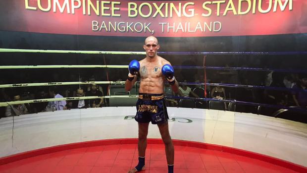 Histórica victoria de Carlos Coello en el Lumpinee Stadium de Bangkok