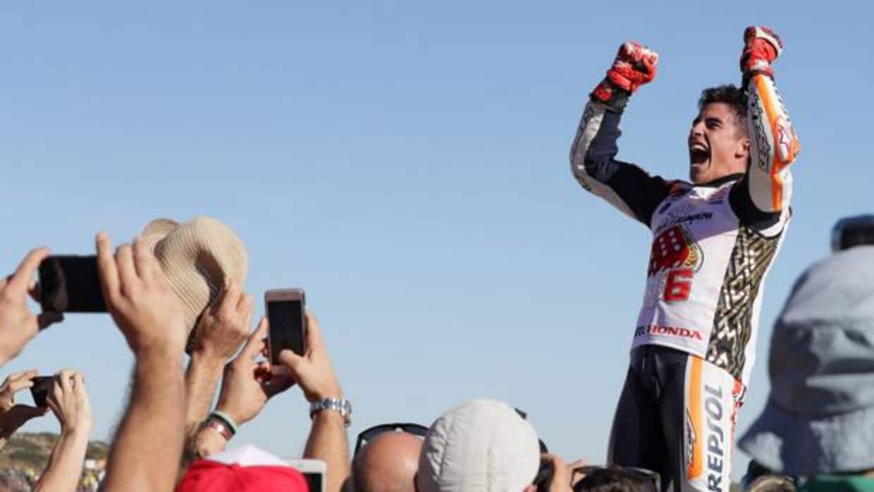 Marc Márquez celebra su cuarta corona de MotoGP, en Cheste