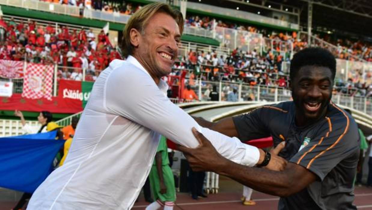 Hervé Renard saludo a Kolo Toure, técnico de Costa de Marfil, en el último partido de Marruecos