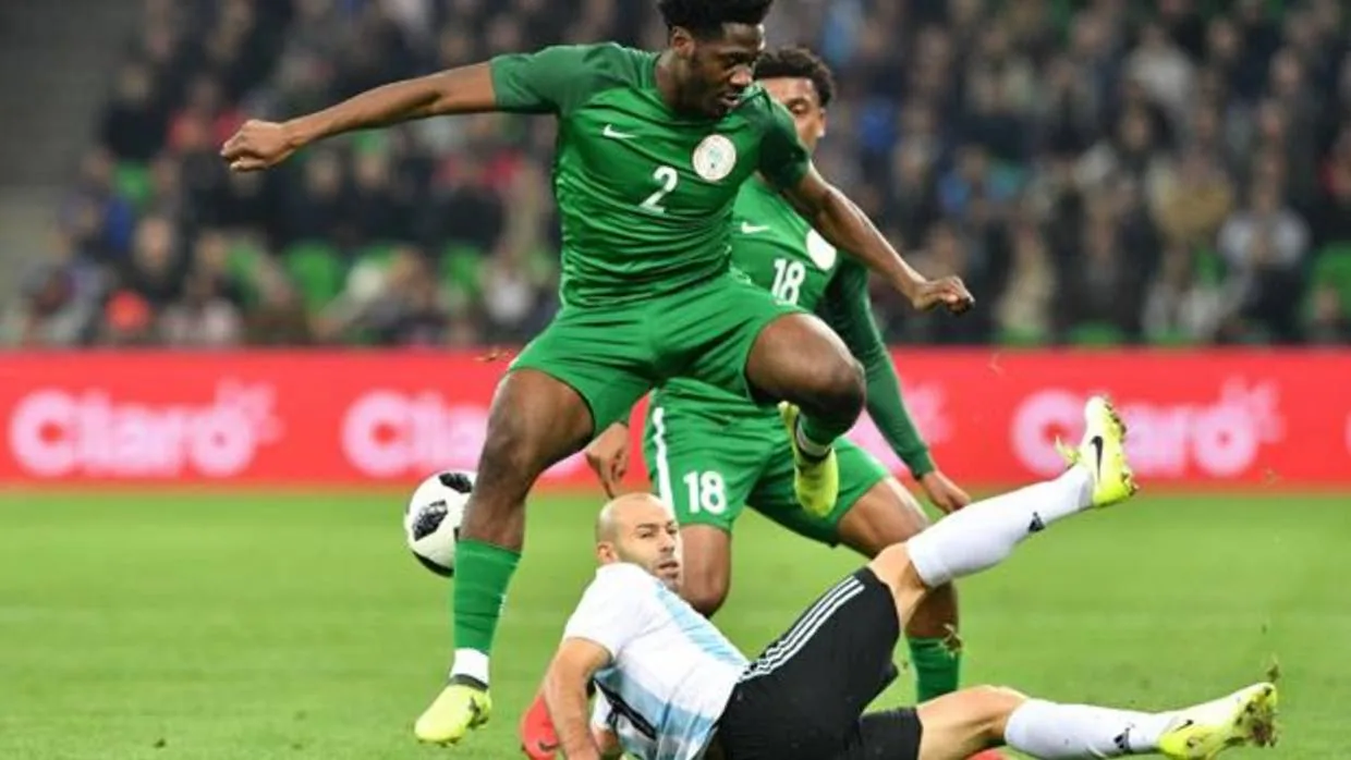 Mascherano trata de despejar un balón ante Nigeria