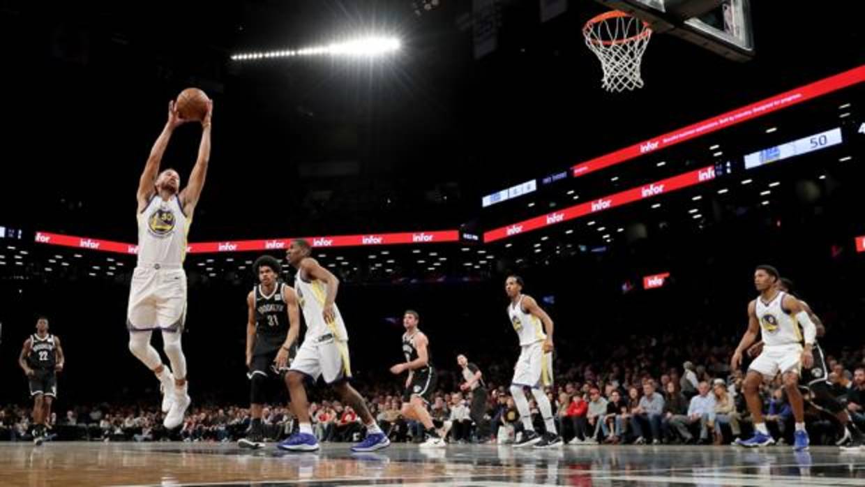 Una acción de Curry durante el partido