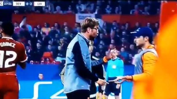 Klopp se encaró con un recogepelotas del Sevilla