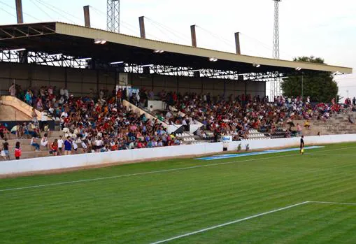 Nou Camp, el estadio del Constancia, donde luce un césped imponente