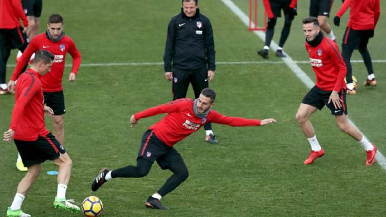 Último entrenamiento del Atlético antes del partido ante el Levante en el Ciutat de Valencia