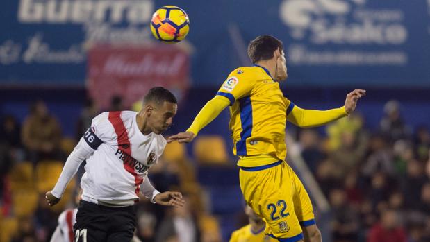 Alcorcón y Sevilla Atlético empatan un duelo con tres expulsados