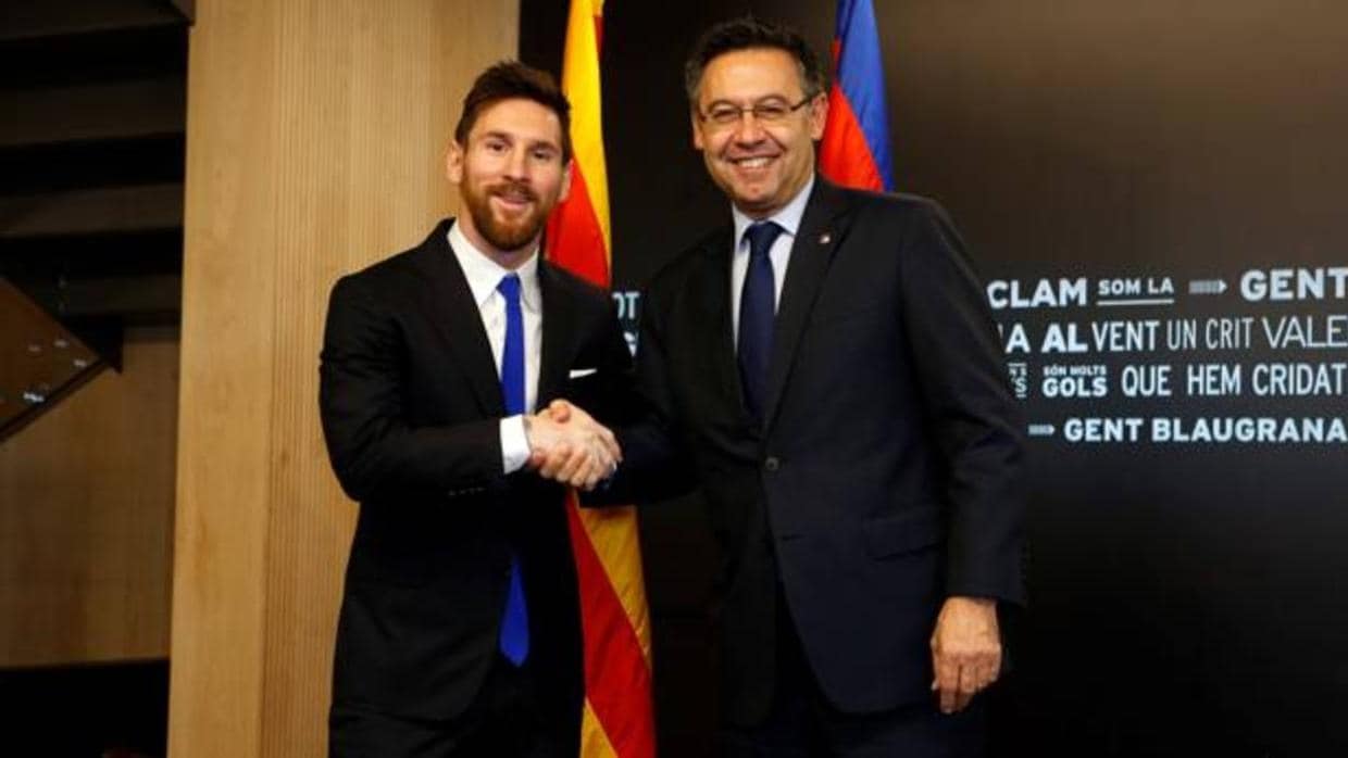 Messi y Bartomeu tras firmar el nuevo contrato