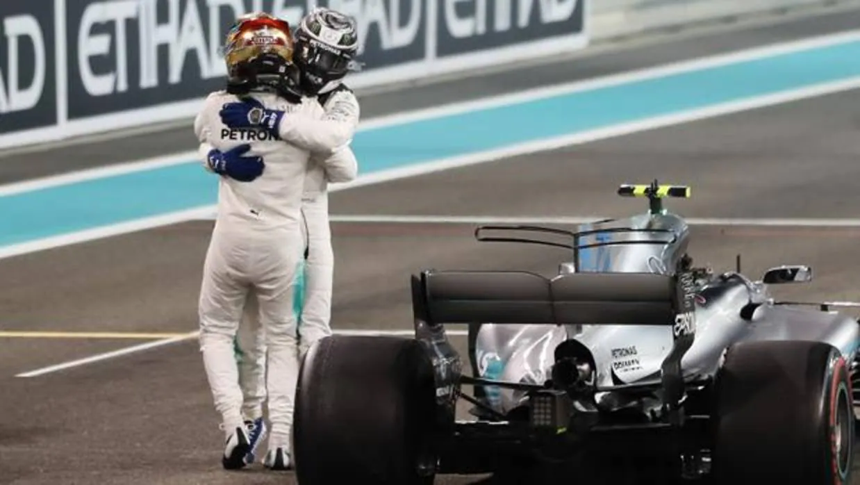 Bottas y Hamilton se abrazan tras cruzar la meta en Abu Dabi