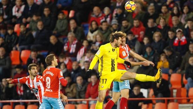 El Lugo aprovecha un regalo de Osasuna para situarse colíder