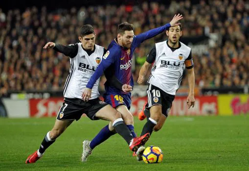 Guedes y Parejo tratan de frenar a Messi