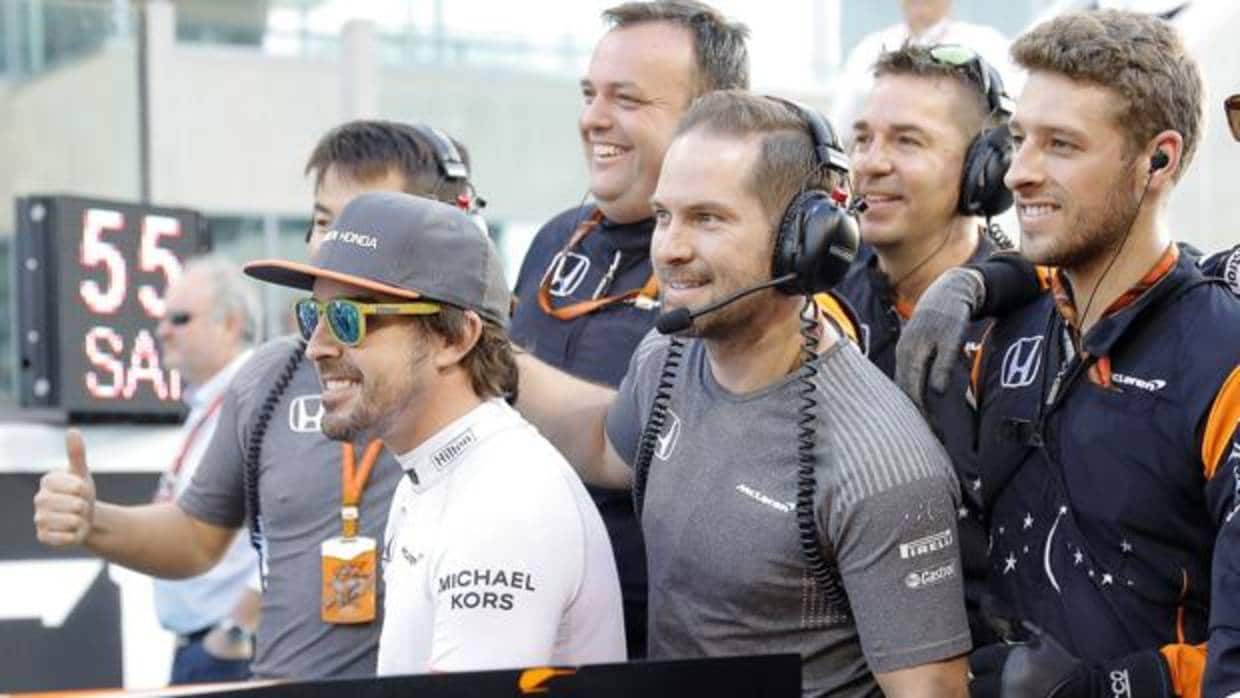 Alonso, con miembros de su equipo