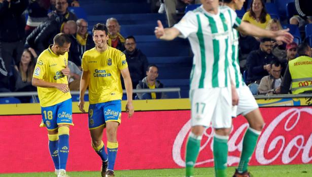 El Betis lanza un salvavidas a Las Palmas