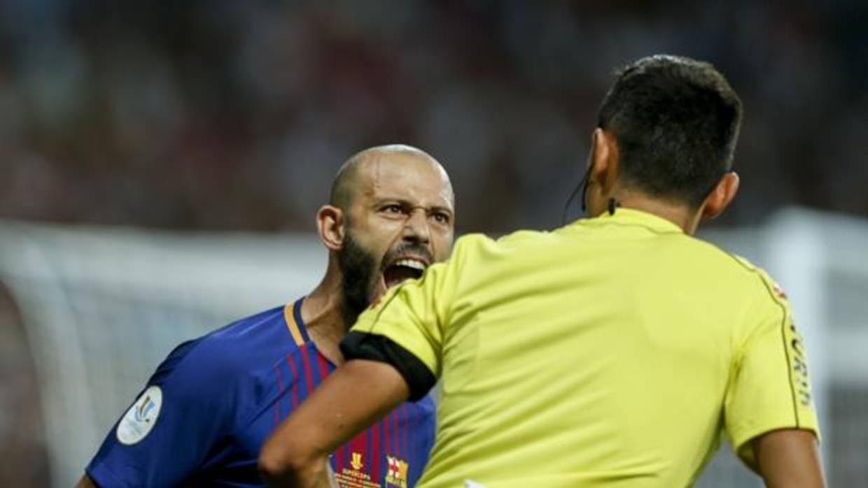 Mascherano se queja al árbitro durante la Supercopa de España