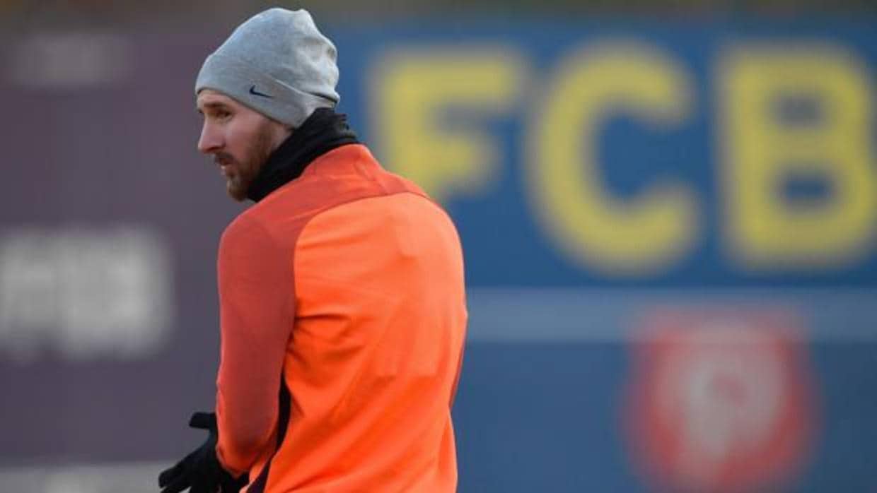 Leo Messi se protege del frío durante el último entrenamiento del Barcelona