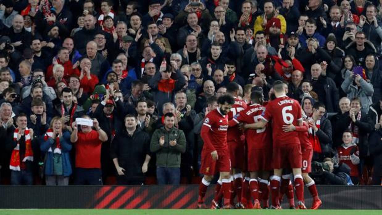 Los jugadores del Liverpool se abrazan durante el partido ante el Spartak