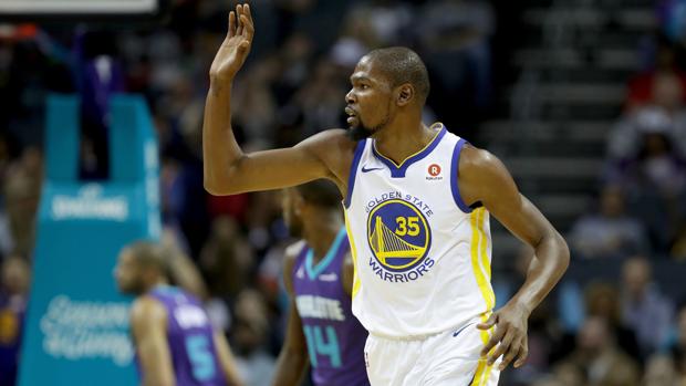 Kevin Durant rentabiliza la baja de Curry