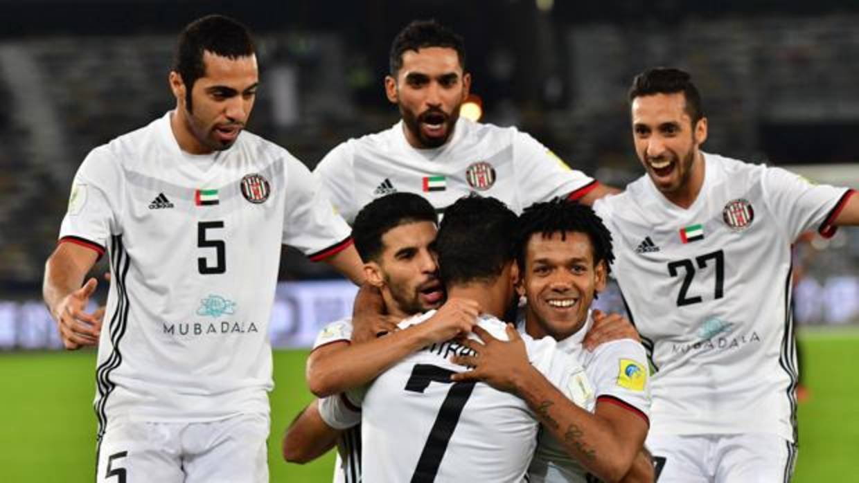 Los jugadores del Al Jazira celebran el gol de Ali Mabkhout