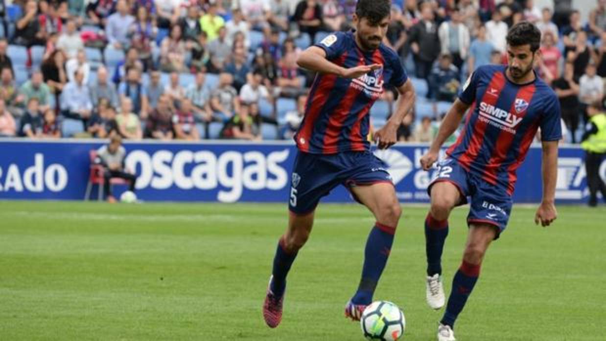 El Huesca salva un punto con fortuna