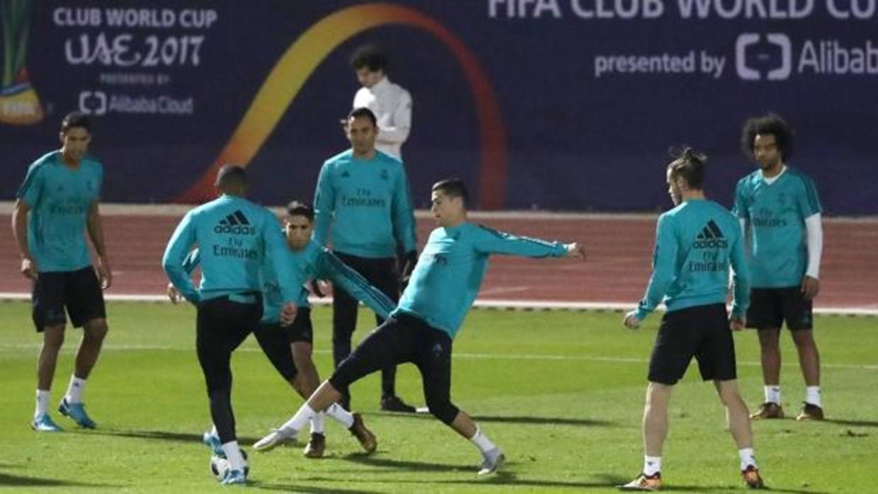 Los jugadores del Madrid, durante el último entrenamiento antes del partido