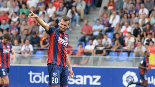 El Huesca impone su autoridad de líder frente al Numancia