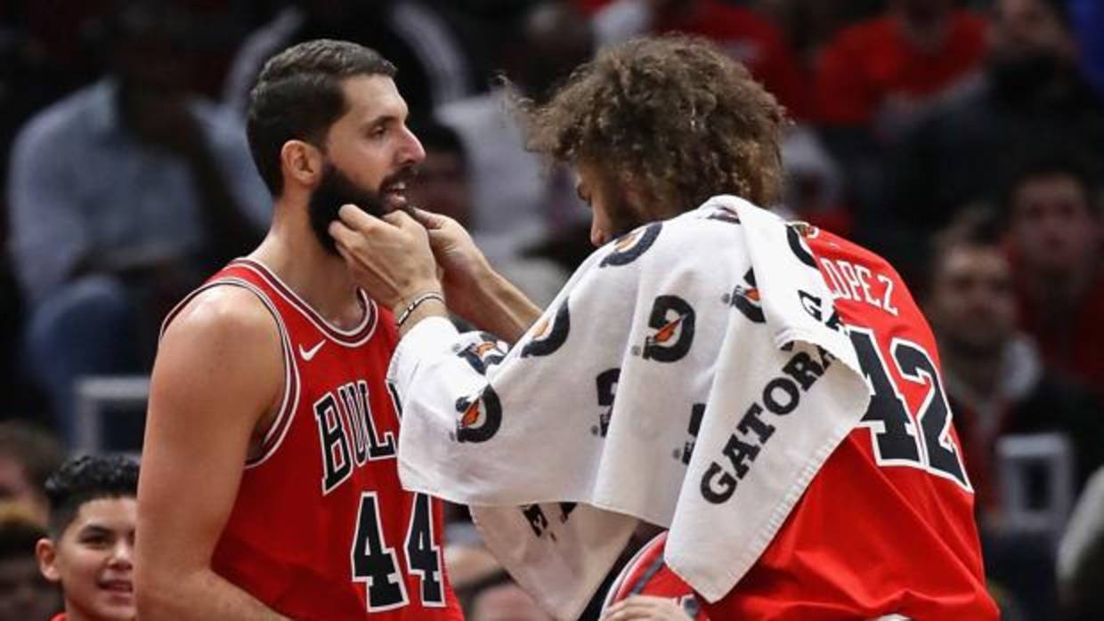 Mirotic, felicitado por sus compañeros