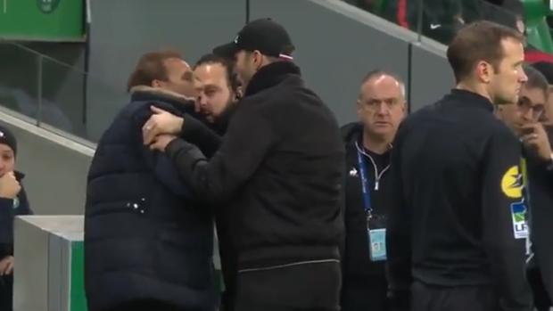 Colérico enfado del presidente del Saint-Étienne tras un gol del Mónaco en fuera de juego